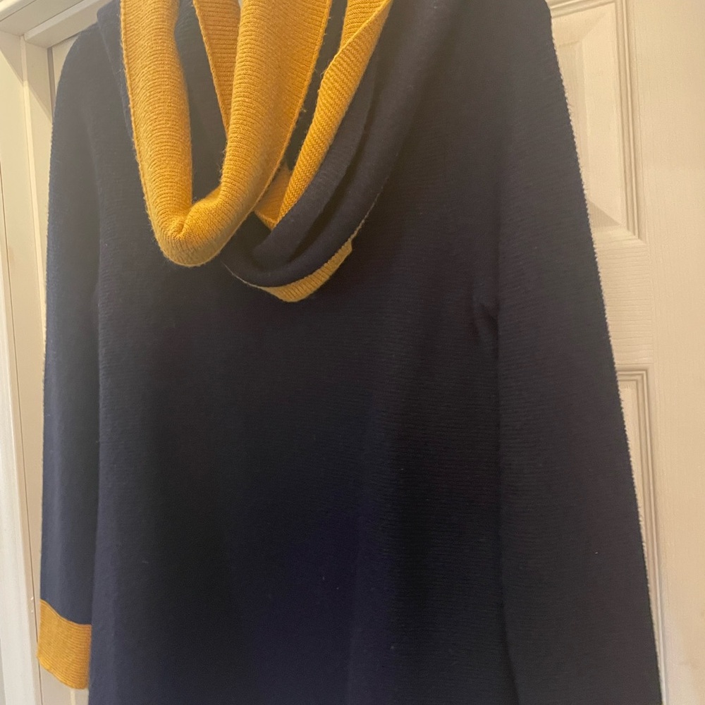 40% off when buying 4 items of my clothing!!!
——-
Navy Sweater